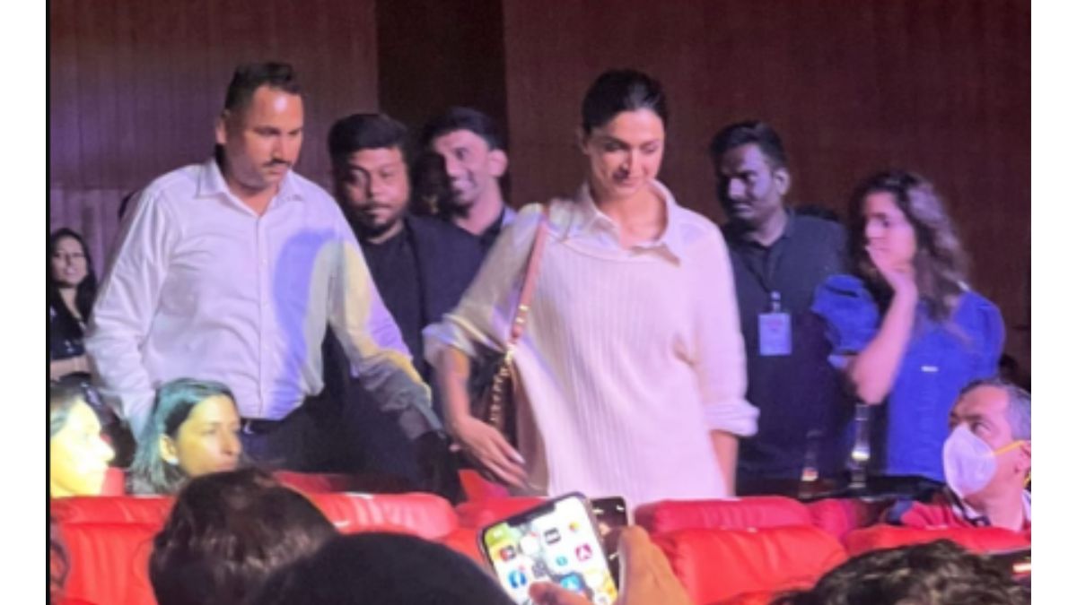 deepika-padukone-attends-jay-shettys-show-with-sister-anisha-in-bengaluru-piku-actor-blows-kisses-to-fans